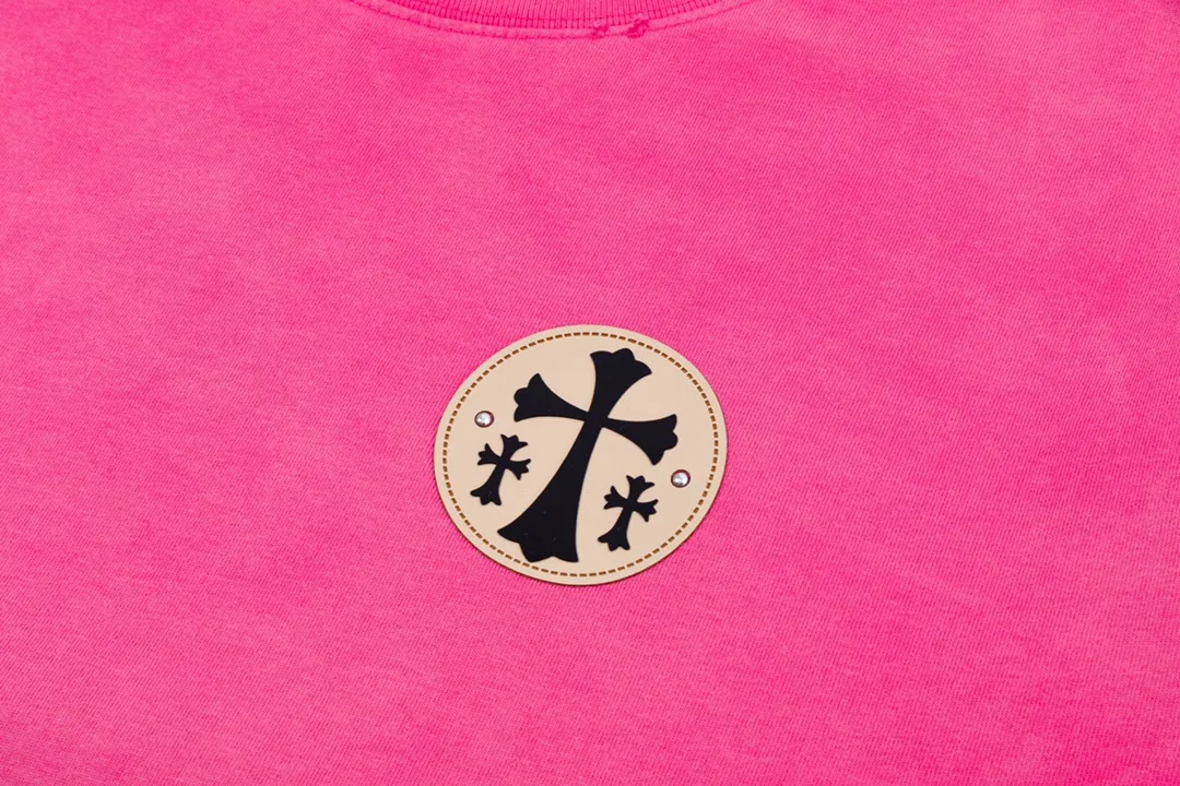 P220 CHROME HEARTS LoGo is fashionable and elegant, with dropped shoulders. The fabric is made of 26s double-yarn combed cotton compact spinning yarn with a weight of 280. It is matched with 1*1 Salona rib. The fabric is fermented and has a loose fit. Color: pink (washed hole craftsmanship) size: S～XXL
